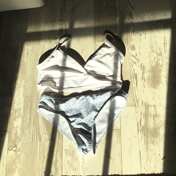 Shein bathing suit white top with blue flowered bottoms - Picture 2 of 4